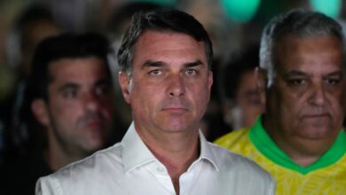 Flávio Bolsonaro Arrives in U.S. Days After Defeat, Amidst Legal Probes and Diplomatic Tensions
