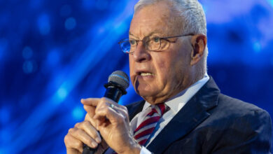 Former US Envoy Urges Continued Ukrainian Strikes on Russian Refineries Amidst Diesel Deal