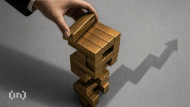 Gold Slides Below $3,900 as Hawkish Fed Bets and Strong US Data Pressure Precious Metals