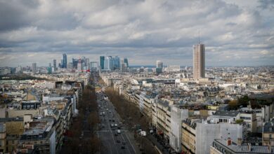 Fitch downgrades France outlook to negative following Q3 contraction