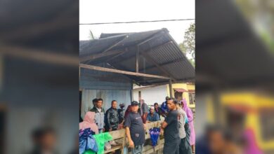 Flash floods inundate Padang neighborhoods, prompting evacuations and aid distribution